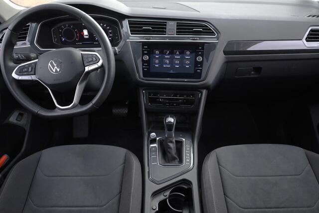 Volkswagen TIGUAN 1.5 TSI Elegance 150PK / 110kW DSG, NL auto, 1e eigenaar nieuw door ons geleverd, wegklapbare trekhaak, digital cockpit pro, Assistentie pakket (adaptieve cruise control (ACC), dodehoekdetectie (Side Assist)), LED Matrix (IQ.Lights), Winter pakket (verwar