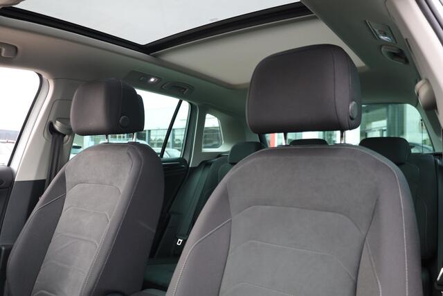 Volkswagen TIGUAN 1.5 TSI Elegance 150PK / 110kW DSG, NL auto, 1e eigenaar nieuw door ons geleverd, wegklapbare trekhaak, digital cockpit pro, Assistentie pakket (adaptieve cruise control (ACC), dodehoekdetectie (Side Assist)), LED Matrix (IQ.Lights), Winter pakket (verwar