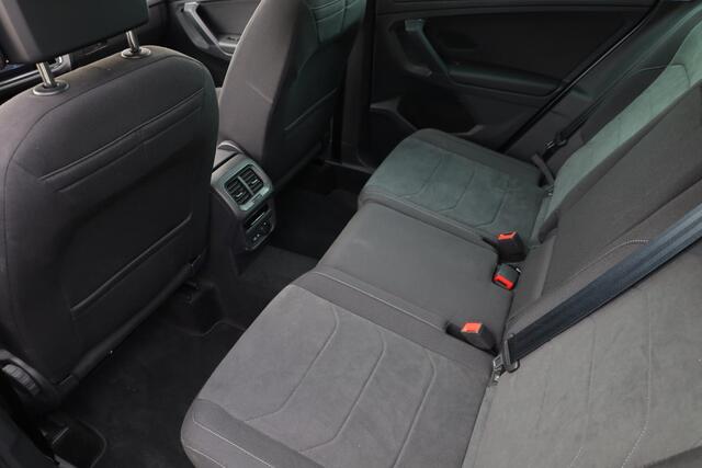 Volkswagen TIGUAN 1.5 TSI Elegance 150PK / 110kW DSG, NL auto, 1e eigenaar nieuw door ons geleverd, wegklapbare trekhaak, digital cockpit pro, Assistentie pakket (adaptieve cruise control (ACC), dodehoekdetectie (Side Assist)), LED Matrix (IQ.Lights), Winter pakket (verwar