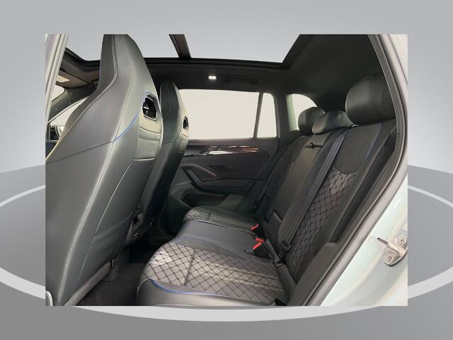 Volkswagen TIGUAN R-Line Edition 1.5 eHybrid 204 PK 6 versn. DSG · Black Style Pakket · Panoramaschuif-kanteldak · Trekhaak inklapbaar, met elektrische ontgrendeling, incl. aanhangermanoeuvreerhulp Trailer Assist · Prijs is inclusief inruilpremie ·