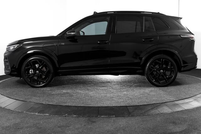 Volkswagen TIGUAN 1.5 eHybrid R-Line Edition 272 PK | Black Style | 15 inch Navi | Elek. Trekhaak | IQ Light | S/K-Panodak | Dig. Cockpit | Adapt. Cruise | Stoel-+Stuurverw. | 360 Camera | NAV + App. Connect | ECC | Elek. Klep | LM 20" | 4107
