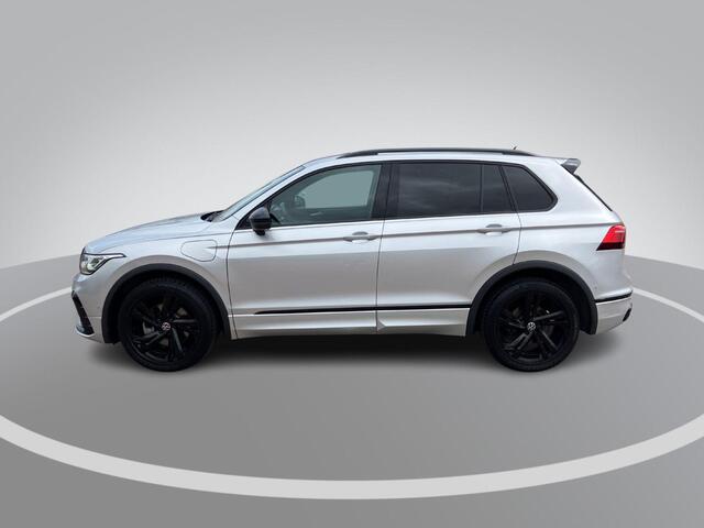 Volkswagen TIGUAN 1.4TSIeHybrid 180kW/245PK R-Line Black Style · Panoramadak · Trekhaak · 360°Camera + Parkeersensoren ·