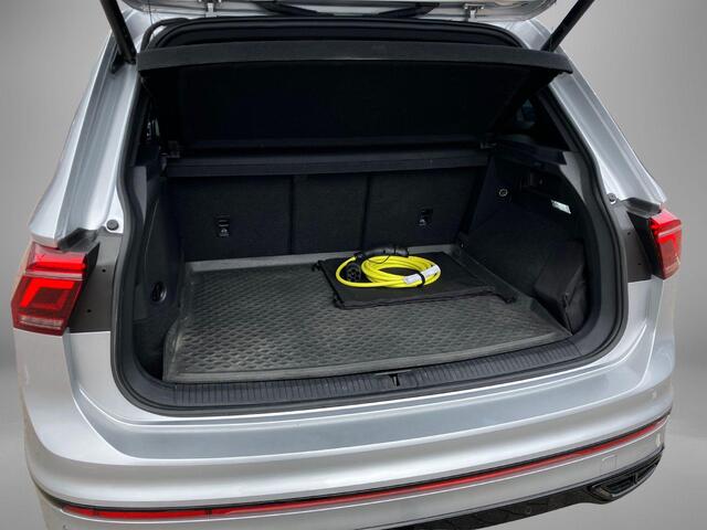 Volkswagen TIGUAN 1.4TSIeHybrid 180kW/245PK R-Line Black Style · Panoramadak · Trekhaak · 360°Camera + Parkeersensoren ·