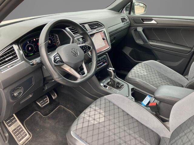 Volkswagen TIGUAN 1.4TSIeHybrid 180kW/245PK R-Line Black Style · Panoramadak · Trekhaak · 360°Camera + Parkeersensoren ·