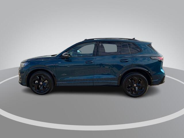 Volkswagen TIGUAN 1.5 eHybrid 150KW/204PK R-Line Blackstyle · Panoramadak · Trekhaak · Apple/Android Car Play · 360° Camera · Garantie t/m 14-10-2030 of 100000km.