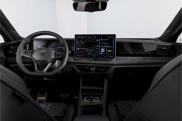 Volkswagen TIGUAN 1.5 eHybrid R-Line Edition 272 PK | Black Style | 15 inch Navi | Elek. Trekhaak | IQ Light | S/K-Panodak | Dig. Cockpit | Adapt. Cruise | Stoel-+Stuurverw. | 360 Camera | NAV + App. Connect | ECC | Elek. Klep | LM 20" | 4535