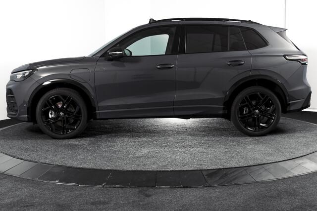 Volkswagen TIGUAN 1.5 eHybrid R-Line Edition 272 PK | Black Style | 15 inch Navi | Elek. Trekhaak | IQ Light | S/K-Panodak | Dig. Cockpit | Adapt. Cruise | Stoel-+Stuurverw. | 360 Camera | NAV + App. Connect | ECC | Elek. Klep | LM 20" | 4535