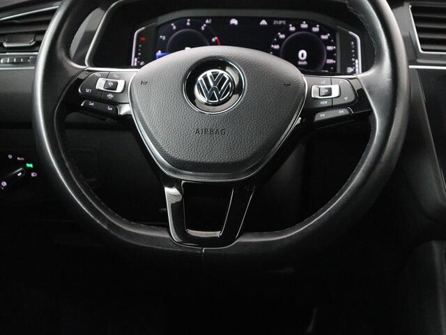 Volkswagen TIGUAN Allspace 1.5 TSI Comfortline Business R-Line 7p. | Adaptive cruise | Virtual Dashboard | Carplay | Sfeerverlichting | Full LED | Climate control | Camera | Park assist | Navigatie |