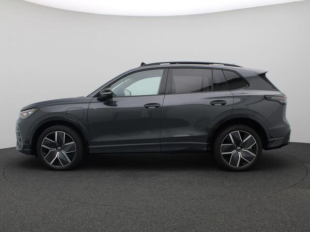 Volkswagen TIGUAN 1.5 eHybrid R-Line Edition 272PK DSG Panoramadak, Trekhaak, 360gr. Camera, Black Style, 20" LM Velgen, Head-Up Display, Harman Kardon Audio, Elektr. Achterklep