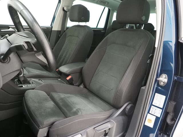 Volkswagen TIGUAN 1.4 TSI eHybrid Elegance | Panoramadak | Trekhaak | Massage | 360 | Sfeerlicht | Dodehoek | Matrix | Carplay