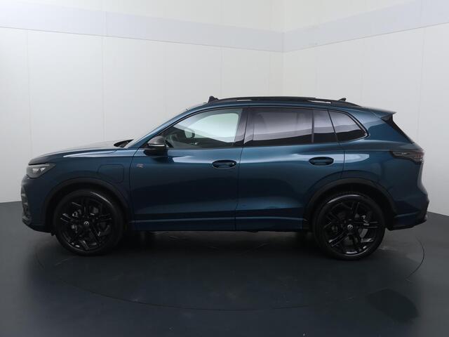 Volkswagen TIGUAN 1.5 eHybrid R-Line Edition | 272 PK | SoH 100% | Trekhaak wegklapbaar | Adaptive Cruise Control | 360 graden camera | Head-up Display | Matrix LED | Massagestoelen |