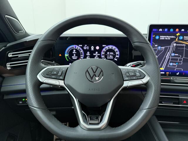 Volkswagen TIGUAN 1.5 eHybrid R-Line Edition | 272 PK | SoH 100% | Trekhaak wegklapbaar | Adaptive Cruise Control | 360 graden camera | Head-up Display | Matrix LED | Massagestoelen |
