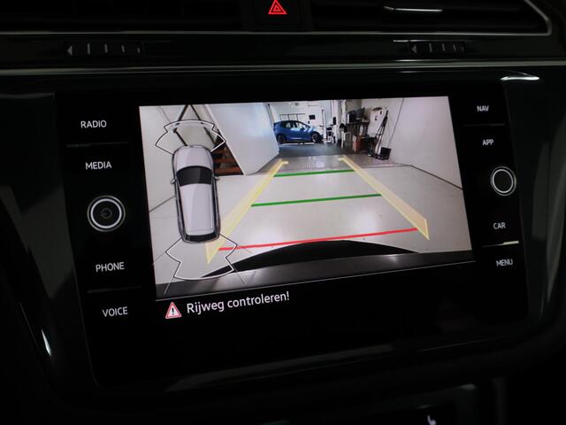 Volkswagen TIGUAN 1.5 TSI R-Line Business 150 pk Automaat (DSG) | Navigatie | Panoramadak | Parkeersensoren (Park assist) | Achteruitrijcamera | Head-up display | R-Line |