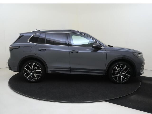 Volkswagen TIGUAN 1.5 eTSI R-Line Business | Panoramadak | Head-up display | 360 camera | Harman/Kardon | Keyless | Stoel- en stuurwielverwarming | Dodehoekdetectie | Navigatie |