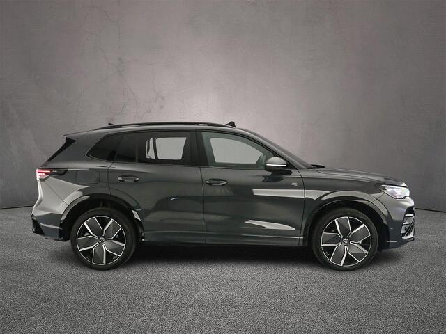 Volkswagen TIGUAN R-Line Edition 1.5 TSI eHybrid 272pk DSG Automaat Trekhaak, Black style, Panoramadak, 360 camera, Head up display, Achteruitrijcamera, Adaptive cruise control