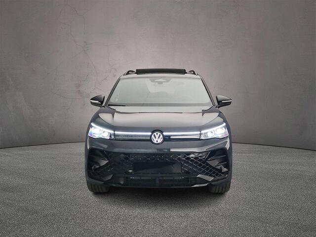 Volkswagen TIGUAN R-Line Edition 1.5 TSI eHybrid 272pk DSG Automaat Trekhaak, Black style, Panoramadak, 360 camera, Head up display, Achteruitrijcamera, Adaptive cruise control