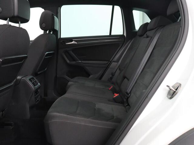Volkswagen TIGUAN 1.4 TSI 150PK Aut. 4Motion Highline Business R | R-Line | Pano | Navi | Virtual Display | Stoelverwarming | Camera | Trekhaak | Climate Control | DAB+ | Carplay