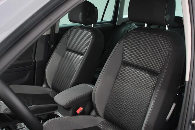 Volkswagen TIGUAN 1.5 TSI DSG Active Navigatie App connect Wireless Adaptieve Cruise Control Travel Assist Parkeersensoren Camera Park Assist Stoel- en stuurverwarming Elektrische achterklep Virtual Cockpit
