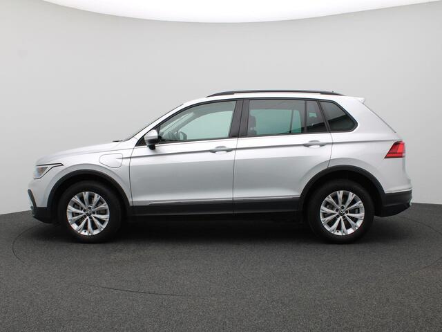 Volkswagen TIGUAN 1.4 TSI eHybrid Life 245PK DSG SOH 90%, Achteruitrijcamera, Side Assist, Digital Cockpit, Adaptieve Cruise Controle, PDC Voor en Achter,Navi via Apple Carplay/Android Auto,