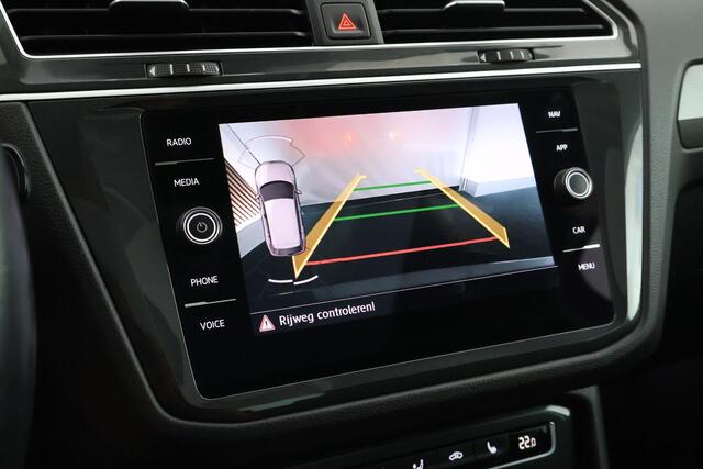 Volkswagen TIGUAN 1.5 TSI 150pk DSG Highline Business R Trekhaak Panoramadak Camera Stoelverwarming Navigatie