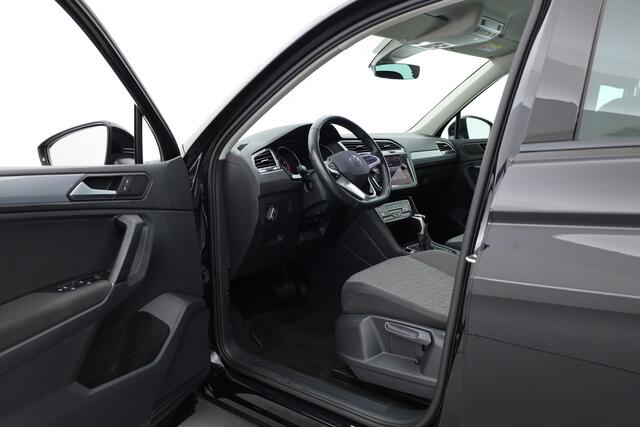 Volkswagen TIGUAN 1.5 TSI Life | Rijklaar!! | Adapt. Cruise | Trekhaak | Navi | Stoel- Stuurverw. | All Season | Apple CarPlay |