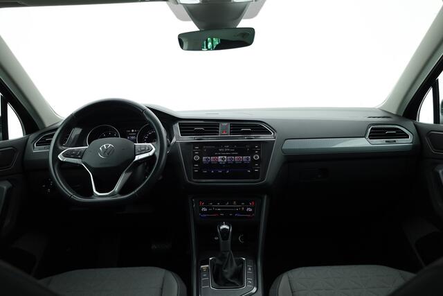 Volkswagen TIGUAN 1.5 TSI Life | Rijklaar!! | Adapt. Cruise | Trekhaak | Navi | Stoel- Stuurverw. | All Season | Apple CarPlay |