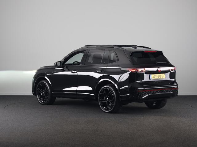 Volkswagen TIGUAN 1.5 eHybrid R-Line Edition 272 pk Automaat (DSG) | Verlengde garantie | Navigatie | Panoramadak | Trekhaak (wegklapbaar) | Rondomzicht camera | Lederen bekleding |Stoelverwarming/ventilatie | R-Line |