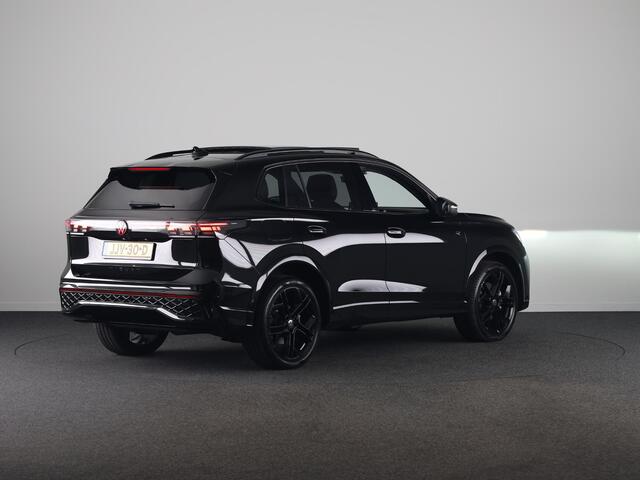 Volkswagen TIGUAN 1.5 eHybrid R-Line Edition 272 pk Automaat (DSG) | Verlengde garantie | Navigatie | Panoramadak | Trekhaak (wegklapbaar) | Rondomzicht camera | Lederen bekleding |Stoelverwarming/ventilatie | R-Line |