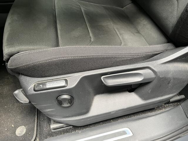 Volkswagen TIGUAN 1.4 TSI eHybrid Elegance / AUTOMAAT/ TREKHAAK/ PANO/ KEYLESS/ ADAPT-CRUISE/ DIGITAL DASH/ APP-CONNECT/ NAVI/ PARK. SENSOREN + CAMERA/ CLIMATE/ STOELVERWARMING