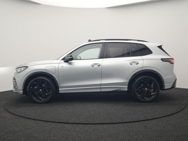 Volkswagen TIGUAN 1.5 eHybrid R-Line Edition PHEV 272pk | Trekhaak Af Fabriek | Panodak | Head Up | Adaptive Cruise | Lederen Sportstoelen Massage & Ventilatie & Memory | 360 Camera | IQ Light | Harman / Kardon | Stuur Verwarmd | Keyless | Blis | Plug In Hybrid |