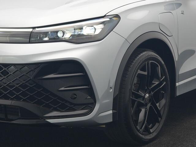 Volkswagen TIGUAN 1.5 eHybrid R-Line Edition PHEV 272pk | Trekhaak Af Fabriek | Panodak | Head Up | Adaptive Cruise | Lederen Sportstoelen Massage & Ventilatie & Memory | 360 Camera | IQ Light | Harman / Kardon | Stuur Verwarmd | Keyless | Blis | Plug In Hybrid |