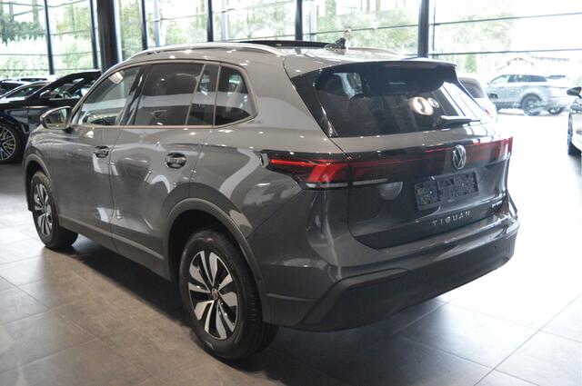 Volkswagen TIGUAN 1.5 eHybrid Life 30 Years Edition pano carplay 17 inch !!