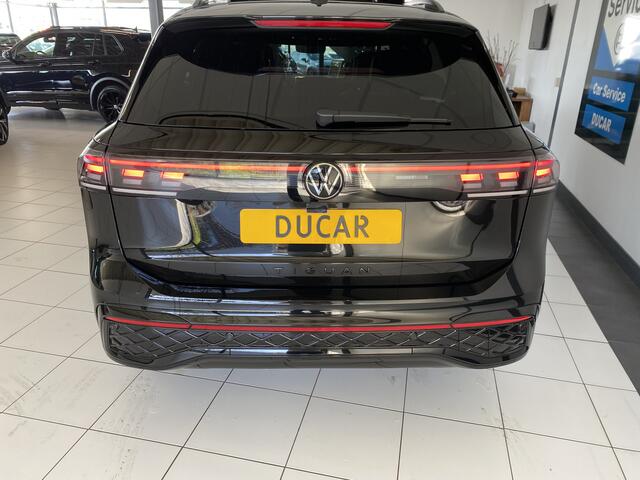 Volkswagen TIGUAN 1.5 eHybrid R-Line Edition 272 PK Black-Style Panoramadak , Headup , Dynamic Light, Trekhaak, Leer , Massage stoelen