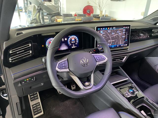Volkswagen TIGUAN 1.5 eHybrid R-Line Edition 272 PK Black-Style Panoramadak , Headup , Dynamic Light, Trekhaak, Leer , Massage stoelen