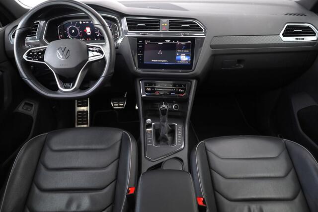 Volkswagen TIGUAN 1.4 TSI eHybrid R-Line Business+ 245PK / 180kW DSG, Door ons geleverd en onderhouden, LED Matrix (IQ.Lights), wegklapbare trekhaak, achteruitrijcamera (Rear View), elektrisch verstelbare bestuurdersstoel met geheugenfunctie, verwarmbaar multifunctioneel lederen stuurwiel, verwarmbare voorstoelen, verwarmbare achterbank, lederen bekleding, panoramadak, 20" 'Suzuka' LMV, Black Style pakket, navigatie, elektrische achterklep, keyless go & entry, adaptieve cruise control (ACC), elektrisch verstel-, verwarm- en inklapbare buitenspiegels, 3-zone climatronic, Apple Carplay & Android Auto, parkeerassistent (Park Assist), draadloze telefoonlader etc.