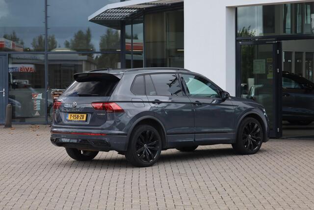 Volkswagen TIGUAN 1.4 TSI eHybrid R-Line Business+ 245PK / 180kW DSG, Door ons geleverd en onderhouden, LED Matrix (IQ.Lights), wegklapbare trekhaak, achteruitrijcamera (Rear View), elektrisch verstelbare bestuurdersstoel met geheugenfunctie, verwarmbaar multifunctioneel lederen stuurwiel, verwarmbare voorstoelen, verwarmbare achterbank, lederen bekleding, panoramadak, 20" 'Suzuka' LMV, Black Style pakket, navigatie, elektrische achterklep, keyless go & entry, adaptieve cruise control (ACC), elektrisch verstel-, verwarm- en inklapbare buitenspiegels, 3-zone climatronic, Apple Carplay & Android Auto, parkeerassistent (Park Assist), draadloze telefoonlader etc.
