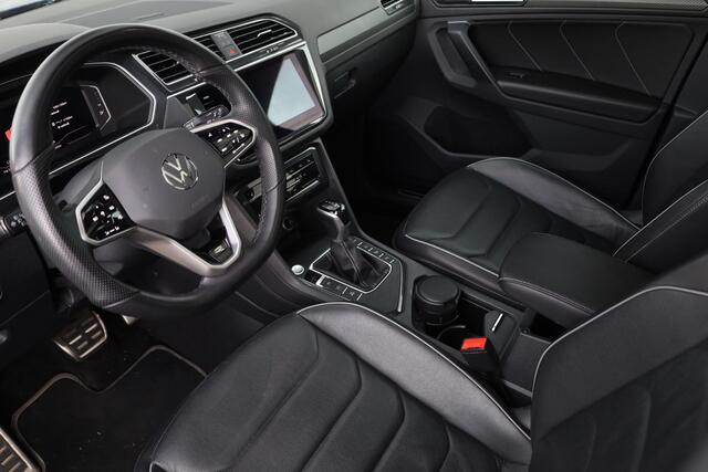 Volkswagen TIGUAN 1.4 TSI eHybrid R-Line Business+ 245PK / 180kW DSG, Door ons geleverd en onderhouden, LED Matrix (IQ.Lights), wegklapbare trekhaak, achteruitrijcamera (Rear View), elektrisch verstelbare bestuurdersstoel met geheugenfunctie, verwarmbaar multifunctioneel lederen stuurwiel, verwarmbare voorstoelen, verwarmbare achterbank, lederen bekleding, panoramadak, 20" 'Suzuka' LMV, Black Style pakket, navigatie, elektrische achterklep, keyless go & entry, adaptieve cruise control (ACC), elektrisch verstel-, verwarm- en inklapbare buitenspiegels, 3-zone climatronic, Apple Carplay & Android Auto, parkeerassistent (Park Assist), draadloze telefoonlader etc.