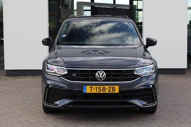 Volkswagen TIGUAN 1.4 TSI eHybrid R-Line Business+ 245PK / 180kW DSG, Door ons geleverd en onderhouden, LED Matrix (IQ.Lights), wegklapbare trekhaak, achteruitrijcamera (Rear View), elektrisch verstelbare bestuurdersstoel met geheugenfunctie, verwarmbaar multifunctioneel lederen stuurwiel, verwarmbare voorstoelen, verwarmbare achterbank, lederen bekleding, panoramadak, 20" 'Suzuka' LMV, Black Style pakket, navigatie, elektrische achterklep, keyless go & entry, adaptieve cruise control (ACC), elektrisch verstel-, verwarm- en inklapbare buitenspiegels, 3-zone climatronic, Apple Carplay & Android Auto, parkeerassistent (Park Assist), draadloze telefoonlader etc.