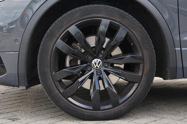 Volkswagen TIGUAN 1.4 TSI eHybrid R-Line Business+ 245PK / 180kW DSG, Door ons geleverd en onderhouden, LED Matrix (IQ.Lights), wegklapbare trekhaak, achteruitrijcamera (Rear View), elektrisch verstelbare bestuurdersstoel met geheugenfunctie, verwarmbaar multifunctioneel lederen stuurwiel, verwarmbare voorstoelen, verwarmbare achterbank, lederen bekleding, panoramadak, 20" 'Suzuka' LMV, Black Style pakket, navigatie, elektrische achterklep, keyless go & entry, adaptieve cruise control (ACC), elektrisch verstel-, verwarm- en inklapbare buitenspiegels, 3-zone climatronic, Apple Carplay & Android Auto, parkeerassistent (Park Assist), draadloze telefoonlader etc.