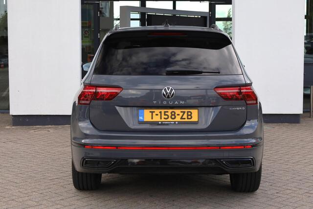 Volkswagen TIGUAN 1.4 TSI eHybrid R-Line Business+ 245PK / 180kW DSG, Door ons geleverd en onderhouden, LED Matrix (IQ.Lights), wegklapbare trekhaak, achteruitrijcamera (Rear View), elektrisch verstelbare bestuurdersstoel met geheugenfunctie, verwarmbaar multifunctioneel lederen stuurwiel, verwarmbare voorstoelen, verwarmbare achterbank, lederen bekleding, panoramadak, 20" 'Suzuka' LMV, Black Style pakket, navigatie, elektrische achterklep, keyless go & entry, adaptieve cruise control (ACC), elektrisch verstel-, verwarm- en inklapbare buitenspiegels, 3-zone climatronic, Apple Carplay & Android Auto, parkeerassistent (Park Assist), draadloze telefoonlader etc.