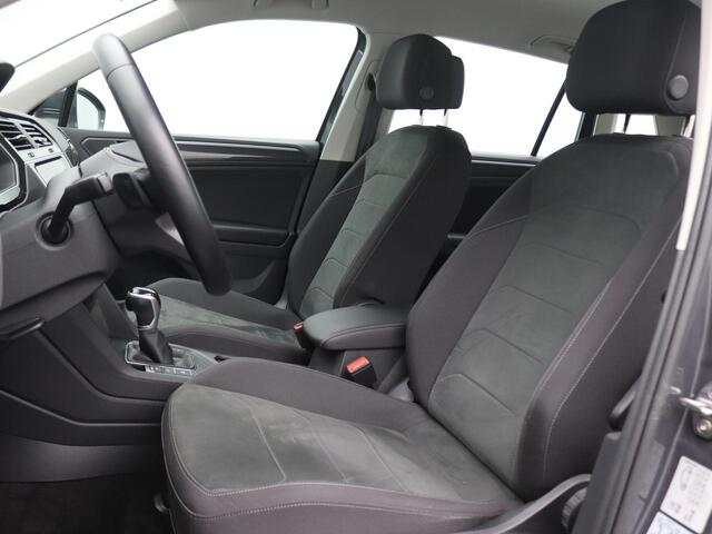 Volkswagen TIGUAN 1.4 TSI eHybrid Elegance 245 PK DSG Trekhaak, Matrix LED-Verlichting, Side Assist, Parkeersensoren voor en Achter, Elektrische Achterklep, 18" LM Velgen, Keyless, Dynamic Chassis
