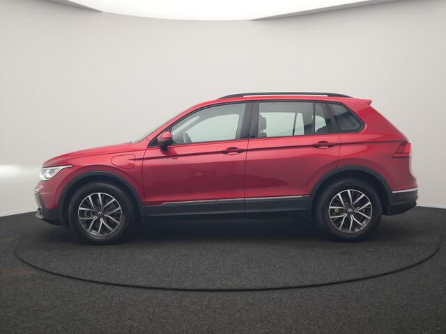 Volkswagen TIGUAN 1.4 TSI eHybrid Elegance PHEV 245pk Dealer O.H. | SOH 90.3% | Adaptive Cruise | IQ Light | Camera | Blis | Stoelen & Stuur Verwarmd | Apple Carplay | DAB | Navigatie | Lane Assist | 17"L.M | Plug In Hybrid