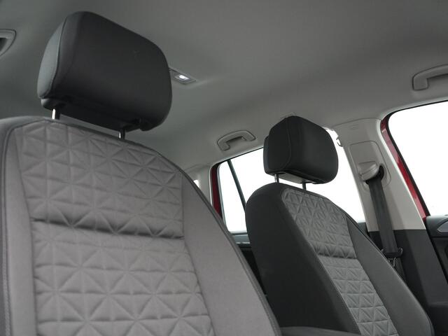 Volkswagen TIGUAN 1.4 TSI eHybrid Elegance PHEV 245pk Dealer O.H. | SOH 90.3% | Adaptive Cruise | IQ Light | Camera | Blis | Stoelen & Stuur Verwarmd | Apple Carplay | DAB | Navigatie | Lane Assist | 17"L.M | Plug In Hybrid