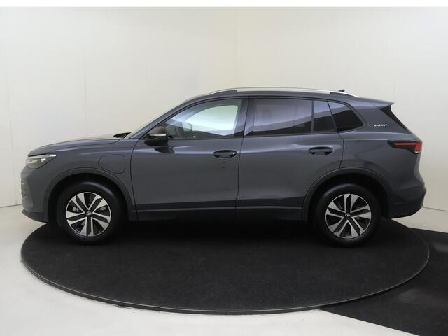 Volkswagen TIGUAN 1.5 eHybrid Life | SoH 98% | Trekhaak | 360 camera | Adaptieve demping | Keyless | Adaptieve cruise control | Dodehoekdetectie | Stoel- en stuurwielverwarming | Elektrische kofferklep |