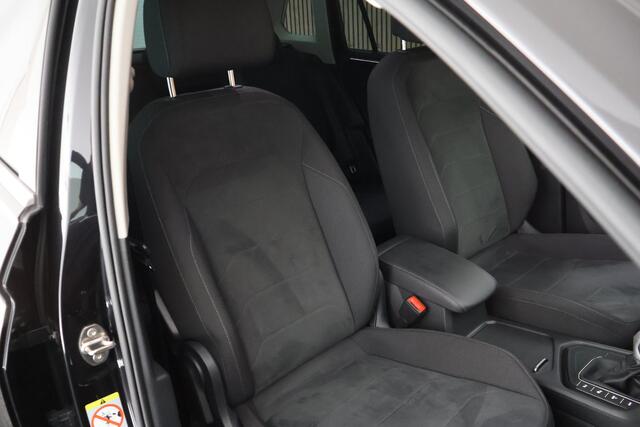 Volkswagen TIGUAN 1.4 TSI e-Hybrid 245pk Elegance Business+ Trekhaak Camera Keyless Stoelverwarming Virtual Cockpit Navigatie