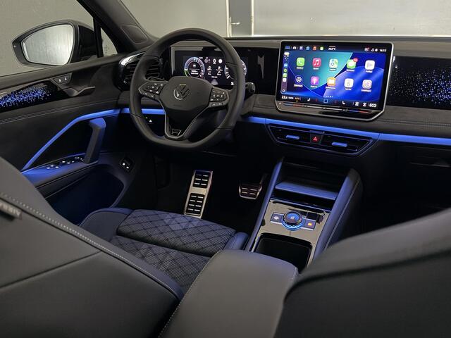Volkswagen TIGUAN 1.5 eHybrid R-Line Full Black | Trekhaak | Adaptieve Cruise | Massage | 360 | Sfeer | Carplay | IQ light |Stoelverwarming |