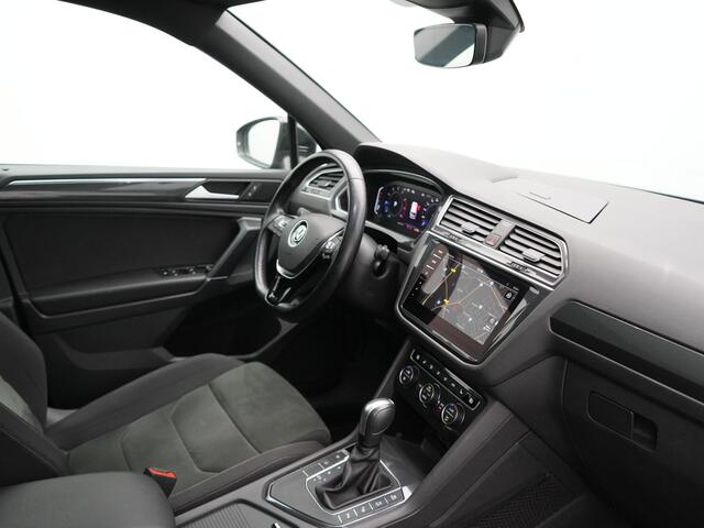 Volkswagen TIGUAN Allspace 1.5 TSI Highline DSG R-Line 7 Persoons 150pk | Panodak | Adaptive Cruise | Camera | Alcantara Sportstoelen Massage & Verwarmd | Keyless | BLIS | Navigatie | Virtual | DAB | 20"L.M |