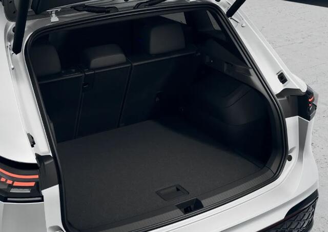 Volkswagen TIGUAN 1.5 eHybrid 272PK DSG R-Line Edition / Resterende Fabrieksgarantie tot 1-10 2029 / Black Style / Trekhaak / Leer / Panoramadak / 20'' LMV / VW