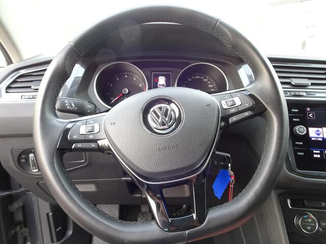 Volkswagen TIGUAN 1.5 TSI Comfortline Business Automatische airco, navigatie, elektrische trekhaak, cruise controle, parkeersensoren, achteruitrij camera, enz.