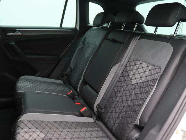 Volkswagen TIGUAN 1.4 TSI eHybrid R-Line Business 245PK DSG SOH 100%, Trekhaak, 360gr. Camera, Side Assist, Stoel-Stuurverwarming, 19" LM Velgen, Matrix LED-verlichting, Keyless